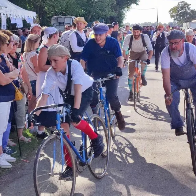 photo ce n'était pas une étape du célèbre tour de france, mais la course de vélos proposée par les baltimbanques.  ©  ouest-france