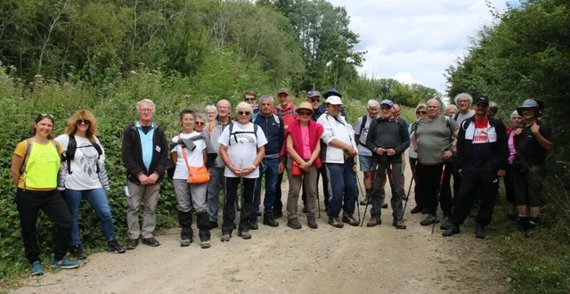 photo  une trentaine de marcheurs pour une randonnée.  &copy;  le maine libre 