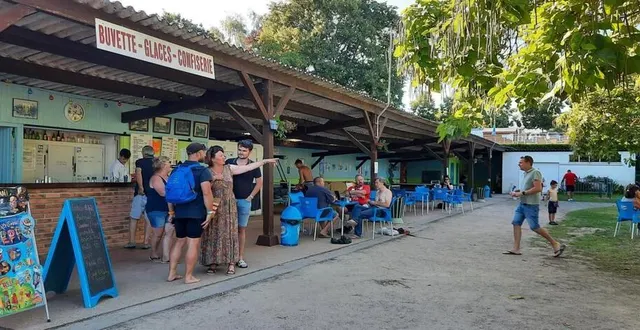 photo  la plage accueille famille, amis et campeurs autour des tables du bar.  &copy;  ouest-france 
