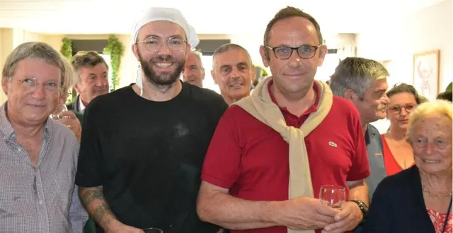 photo  la guinguette, le seul commerce d’avoise, repris par thomas williot (au centre) a été inauguré en présence d’élus et d’habitants.  &copy;  le maine libre 