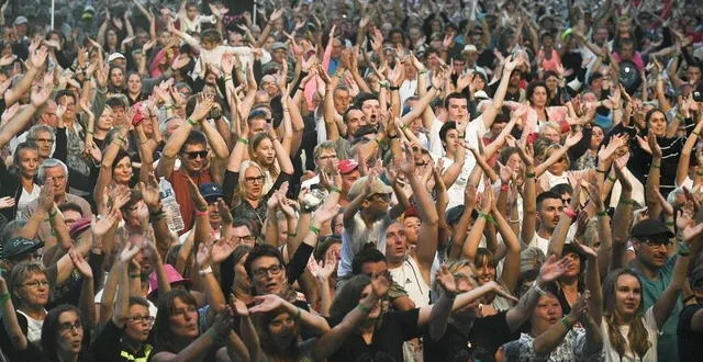 photo  avec 8 000 festivaliers, le village de tuffé multiplie sa population par cinq lors des tufféeries.  &copy;  archives le maine libre 