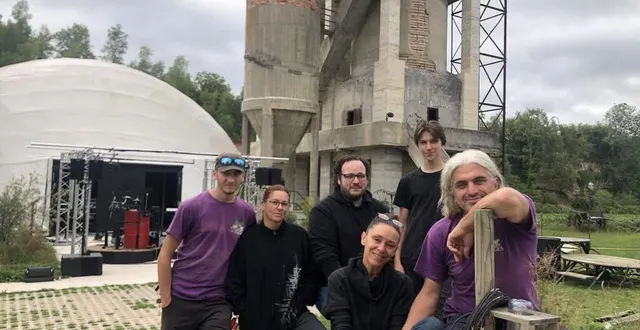photo  une vingtaine de bénévoles et salariés préparent le spectacle la terre, fantastic picture show, qui se tient tous les soirs jusqu’au 2 septembre 2023 à la citadelle des anges, à téloché.  &copy;  le maine libre 
