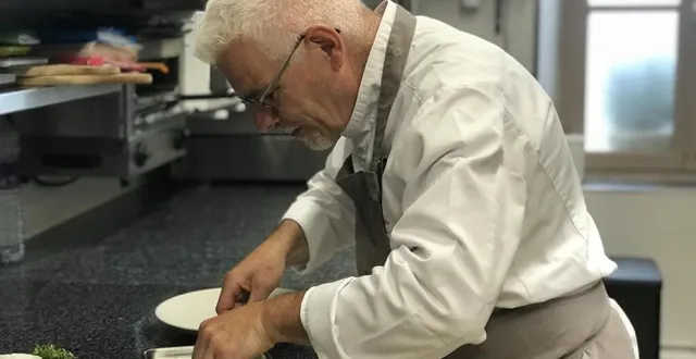 photo  le chef hubert nobis de l’auberge de la mine à la ferrière-aux-etangs, prépare une brochette de lotte avec une andouille de vire.  &copy;  ouest-france 