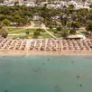 photo  « le libre accès » aux plages, entravé souvent par la prolifération de chaises longues et parasols 