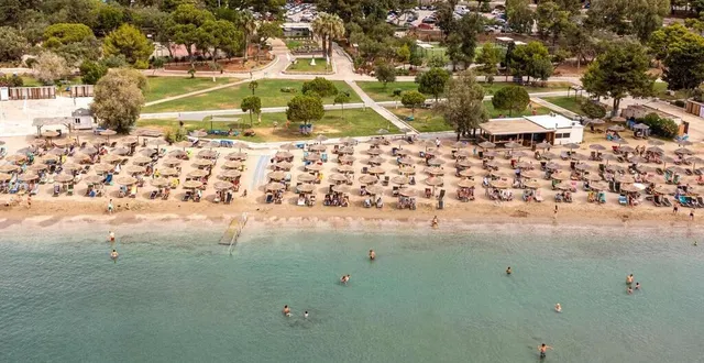 photo  « le libre accès » aux plages, entravé souvent par la prolifération de chaises longues et parasols  &copy;  afp 