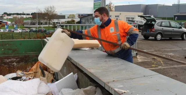 photo  un agent de la déchetterie du pays sabolien, rue de la denisière, à sablé-sur-sarthe, en 2020.  &copy;  archives ouest france 