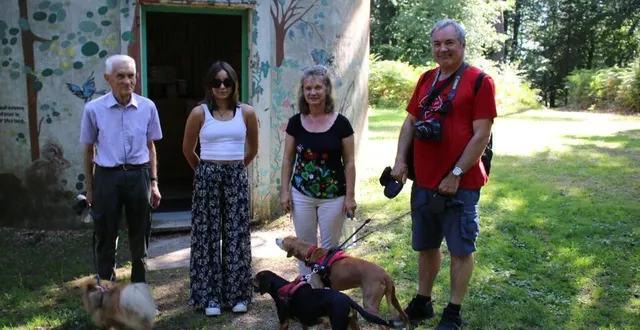 photo  accueillis par marilou calatayud (à gauche), andré est venu découvrir le belvédère avec ses enfants pascale et gilles.  &copy;  ouest-france 