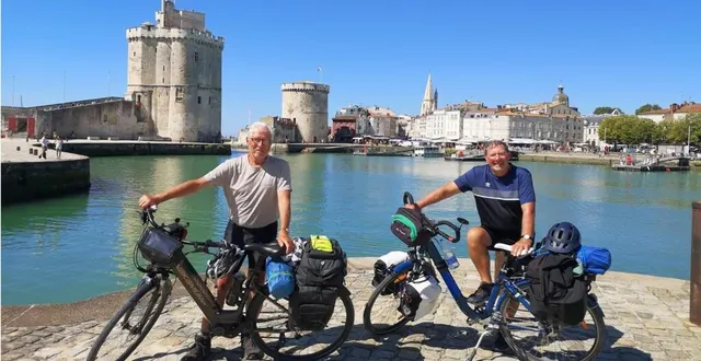 photo  j9, arrivée d’alain lecler et patrice brodin à la rochelle, point final du circuit.  &copy;  dr 