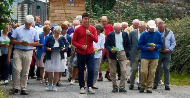 photo  les pèlerins à la sortie de l’église saint-martin, partent en procession vers la chapelle sainte-radegonde.  &copy;  ouest-france 