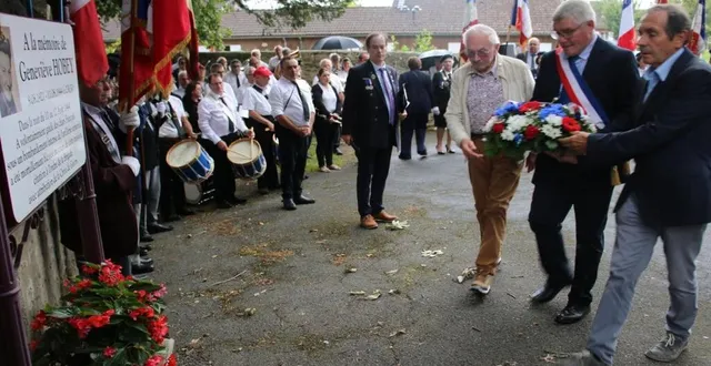 photo  devant la plaque de geneviève hobey, le maire jean-pierre frimont dépose une gerbe de fleurs, accompagné de jean taurin, filleul de geneviève hobey, et patrick guinet, fils de pierre guinet, soldat de la seconde guerre mondiale.  &copy;  ouest-france 