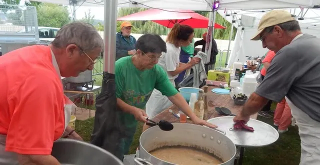 photo  les bénévoles ont retroussé leurs manches pour la soirée guinguette où 220 couverts ont été servis.  &copy;  le maine libre 