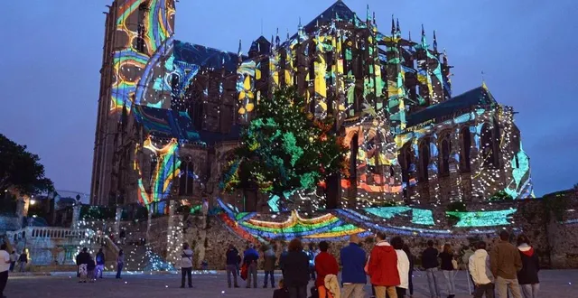 photo  chaque soir d’été, les vieilles pierres du vieux-mans s’éclairent de mille couleurs dans le cadre de la nuit des chimères.  &copy;  jérôme fouquet / archives ouest-france 