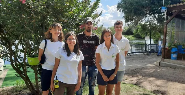 photo  bianca, louison, alban, eléa et lenny sont embauchés pour la saison à la base de loisirs de luché.  &copy;  ouest-france 
