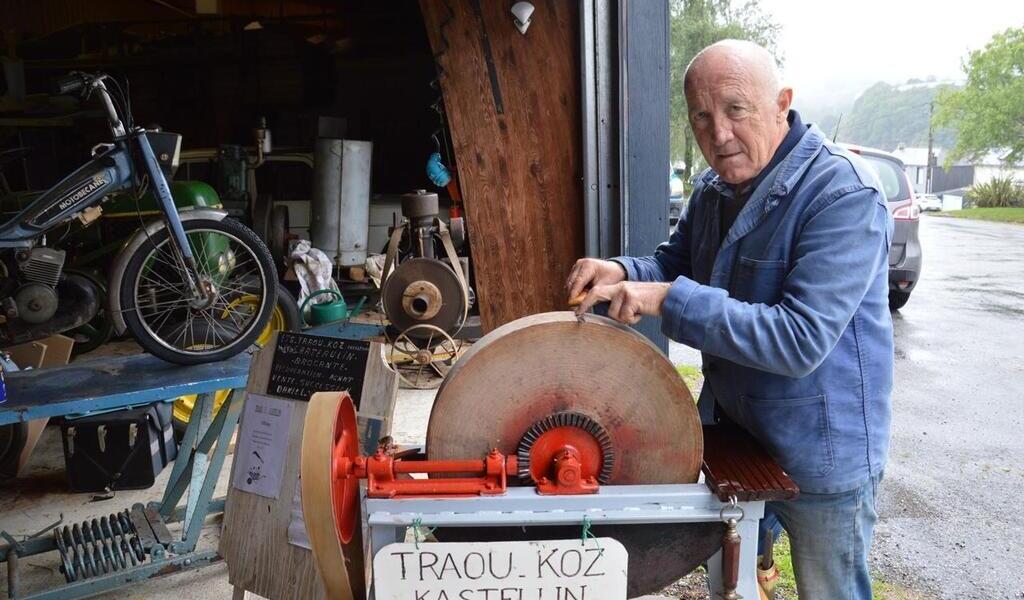 Couteaux, ciseaux… L'association Traou Koz Kastellin affûte les outils de  coupe, à Châteaulin 