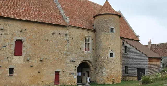 photo  le manoir de la cour à asnières-sur-vègre.  &copy;  archives ouest-france 