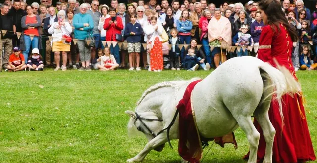 photo  mégane et ses chevaux saluent le public.  &copy;  le maine libre 