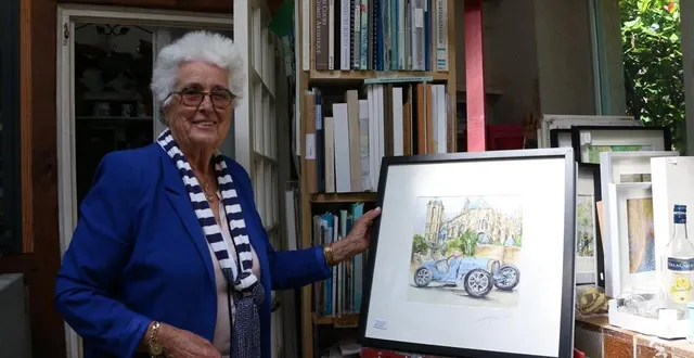 photo  pour le centenaire des 24 heures du mans, josy here a peint une voiture de course d’époque devant la cathédrale saint-julien du mans.  &copy;  ouest-france 