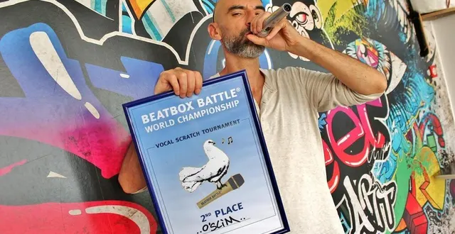 photo  yvan jouatel, alias o’slim, avec son trophée rapporté du championnat du monde de beatbox à berlin (allemagne).  &copy;  ouest-france 