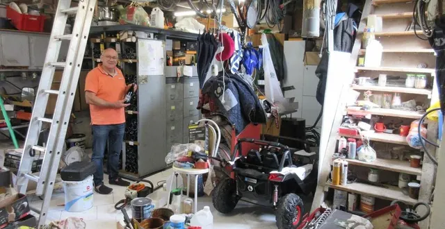 photo  gilles mallet devant son module « cave à vins-tiroirs-armoire » escamotable dans le sol.  &copy;  ouest-france 