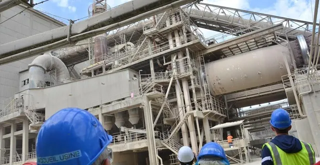 photo  airvault, mardi 18 juillet. les deux immenses fours rotatifs tournent en continu.  &copy;  co – carl guillet 