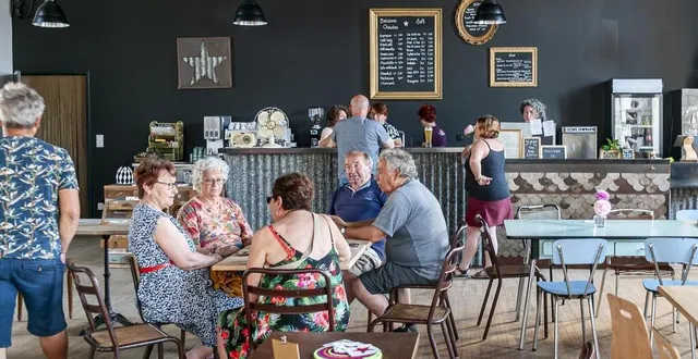 photo  dans l’espace bar, de nombreuses tables d’un autre temps vont rappeler des souvenirs aux plus de 40 ans.  &copy;  co 