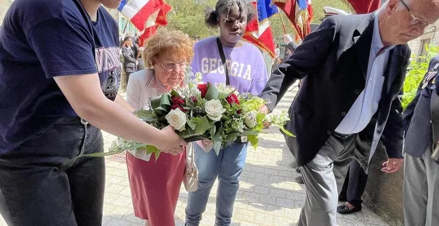 photo  annette lajon a participé aux commémorations jusqu’au bout. le 30 mai 2023, elle déposait une gerbe devant le château d’alençon en hommage aux résistants.  &copy;  ouest-france 
