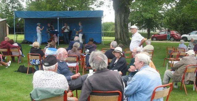 photo  plus de cent personnes sur la pelouse du grand-jardin.  &copy;  ouest-france 