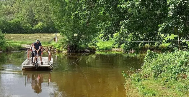 photo  jusqu’au 31 octobre, les randonneurs peuvent traverser la rivière sarthe en utilisant le bac à chaîne, qui relie les berges de saint-céneri et de saint-léonard-des-bois. installé depuis 2015 au lieu-dit le val, il est également accessible aux personnes à  mobilité réduite et son usage est libre et gratuit.  &copy;  ouest-france 
