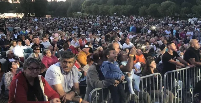 photo  le public est toujours nombreux pour le concert du samedi soir, suivi du feu d’artifice qui est un des plus beaux du département.  &copy;  archives le maine libre 