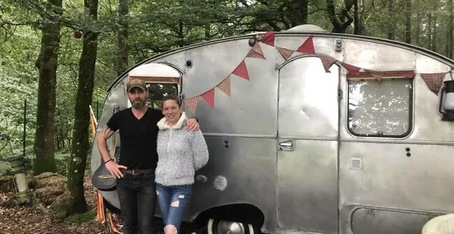 photo  jérôme bavay et agathe letheuré, propriétaires du camping la bulle du temps à perrou (orne), proposent des séjours dans des caravanes d’époque.  &copy;  ouest-france 