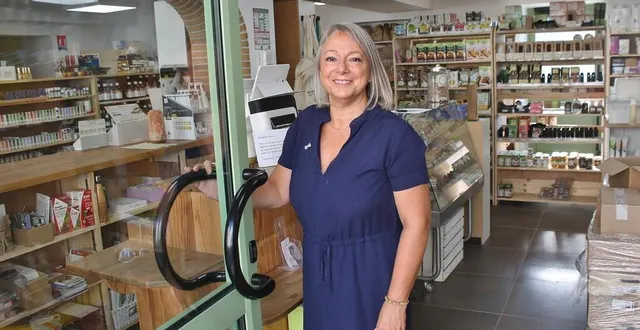 photo  christelle corbes a rouvert, jeudi 17 août 2023, son épicerie au jardin de nerthus, désormais installée au 31, rue d’erve, à sablé-sur-sarthe, dans les murs occupés jadis par le restaurant les tonneaux.  &copy;  ouest-france 