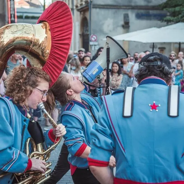 photo la fanfare saugrenue jouera deux fois, 45 minutes, le samedi 19 août 2023, au haras du pin.  ©  gilles baermann