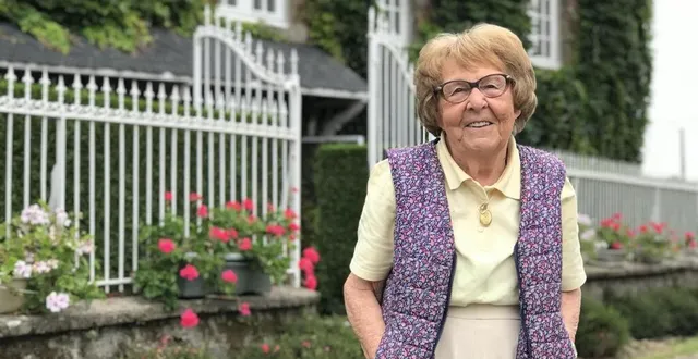 photo  annette lajon devant la maison où elle est entrée dans la résistance, alors qu’elle n’avait que 11 ans.  &copy;  archives ouest-france 