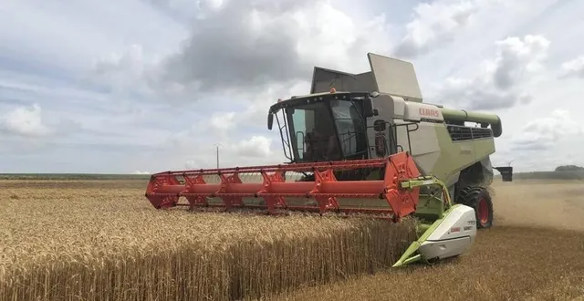 photo  les voleurs ciblent les moissonneuses et tracteurs équipés de gps dernier cri (photo d’illustration).  &copy;  archives ouest-france 