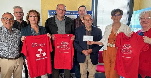 photo  un chèque pour la caisse du comice à saint-michel et des tee-shirts pour les bénévoles.  &copy;  le maine libre 
