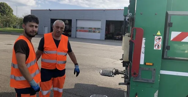 photo  jules roupert andrin et françois lemaitre sont ripeurs au sirtom à flers (orne).  &copy;  ouest-france 