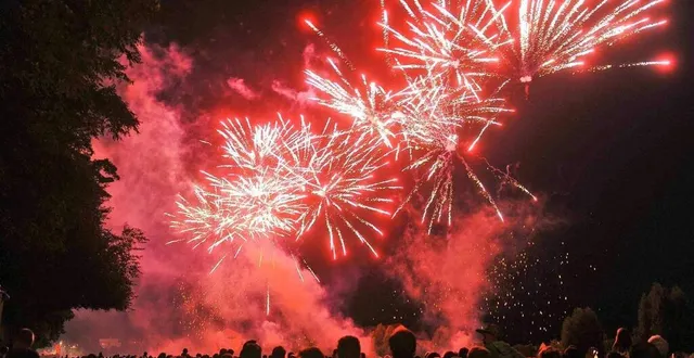 photo  le spectacle pyrotechnique des tufféeries figure parmi les plus beaux du département.  &copy;  d’illustration archives le maine libre 