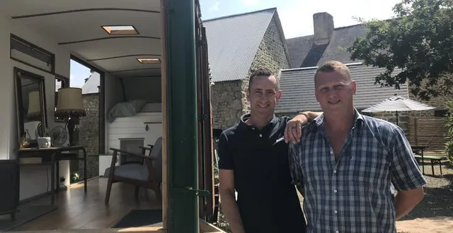 photo  yip et paul accueillent les voyageurs dans leur camion aménagé en gîte au hameau de la buslière (manche) depuis mai.  &copy;  ouest-france 