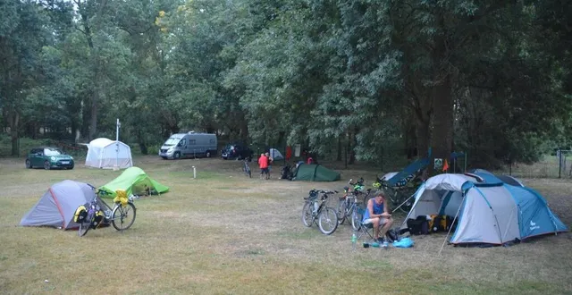 photo  la part des emplacements pour tentes reste encore très largement supérieure à celle des mobil-homes dans les campings des bords de loire. parmi les raisons, la clientèle des cyclotouristes de la loire à vélo.  &copy;  co 