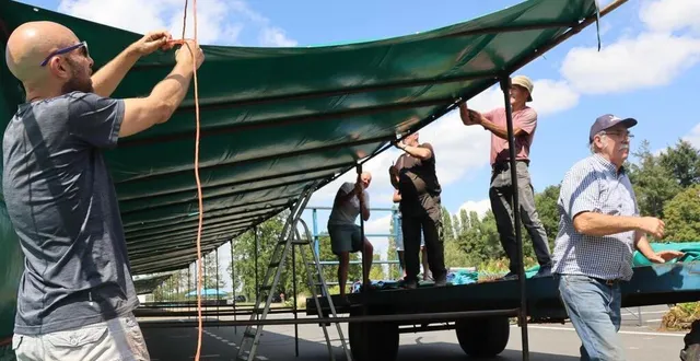 photo  jeudi, deux jours avant le début des festivités, les bénévoles s’activent pour préparer le site qui accueillera le comice agricole et la festival des tufféeries.  &copy;  ouest-france 