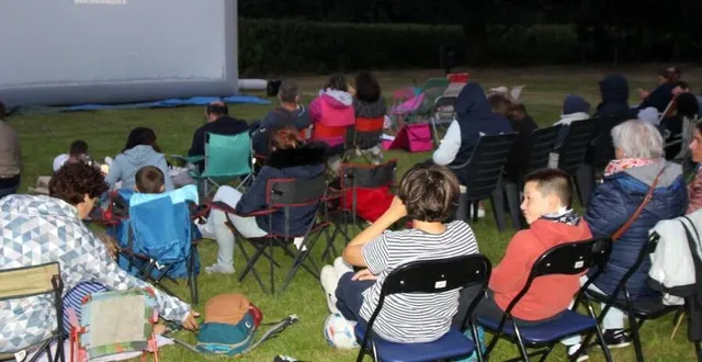 photo  le cadre verdoyant du stade de foot et la température redevenue estivale promettent une belle soirée de cinéma.  &copy;  archives le maine libre 