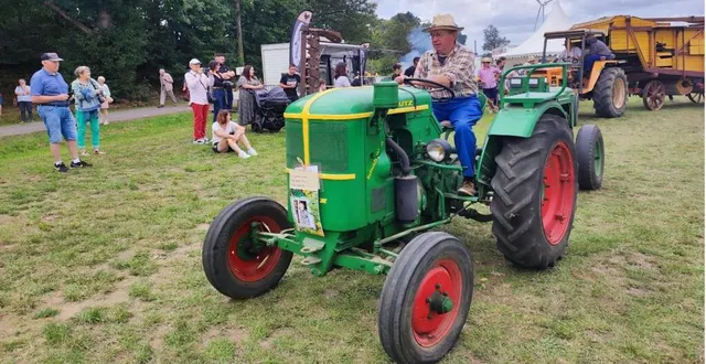 photo  antoine chauvière au volant d’un tracteur affichant un message de sympathie à son ami de toujours, un frère, jacky thierry.  &copy;  co 