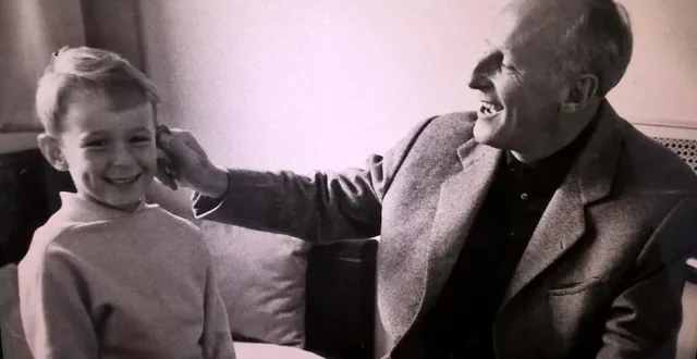 photo  père attentif pour compenser les absences exigées par sa carrière, bourvil, ici avec philippe en 1960, faisait profiter les siens de son caractère joyeux.  &copy;  collection privée 