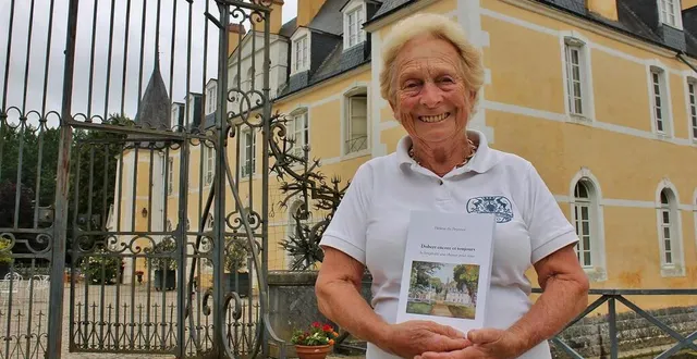 photo  hélène du peyroux, avec son livre, à l’entrée du château de dobert, le 9 août 2023, à avoise.  &copy;  ouest-france 