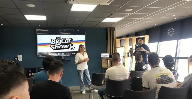 photo  17 000 billets ont été vendus, selon clément rouvière, pour la deuxième édition du big car show au circuit bugatti au mans (sarthe).  &copy;  ouest france 