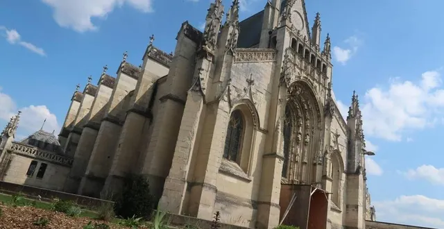 photo  la collégiale de thouars, objet patrimonial pittoresque.  &copy;  archives co 