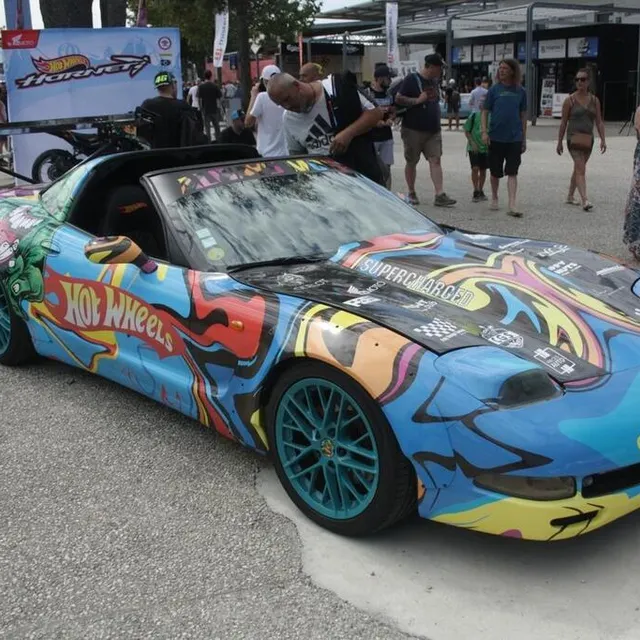 photo une corvette décorée aux couleurs de la marque hot wheels.  ©  ouest france