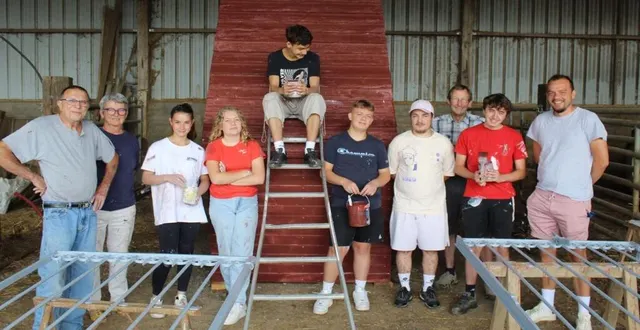 photo  les jeunes du skoua’d lors du chantier argent de poche de monhoudou, encadrés par les élus municipaux et leur animateur.  &copy;  le maine libre 