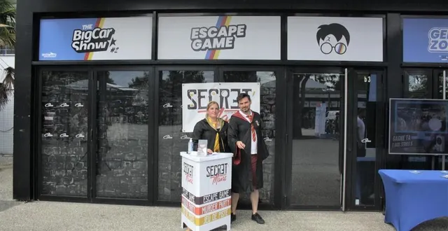 photo  laura bel et josselin le toquin devant la salle, installée dans le village du circuit bugatti, qui propose un escape game.  &copy;  ouest-france 