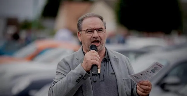 photo  michel charmeton, ici au garage des légendes, à teloché, en 2022.  &copy;  michel charmeton / émotion pixélisée 